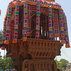Morgen wird die Gottesfigur aus dem Tempel in einer großen Prozession auf diesem Wagen ausgefahren.