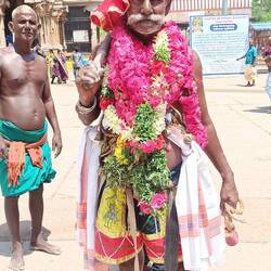 Der Familienälteste holt sich göttliche Kraft, um Familienangehörige gut beraten zu können.