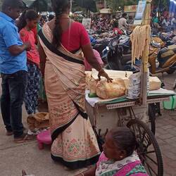 Überall toller Blumenduft. Wir probieren aber am Stand dahinter: Scheiben des Kokosnussstammes.