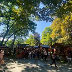 Gleich nebenan ein Handwerkermarkt.