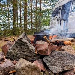 Feuerstelle mit Abendessen