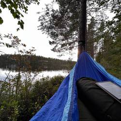 Lesen im der Hängematte mit Seeblick