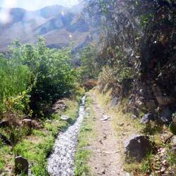 Bewässerungskanäle durchziehen die Schlucht