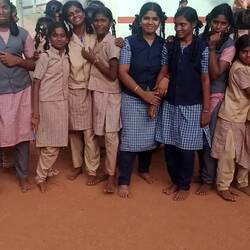 Nach der Schule war Zeit für Sportunterricht und Spiele mit uns 😅