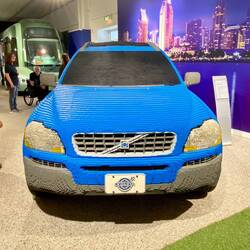 Volvo XC90 aus Lego Steinen Maßstab 1:1
