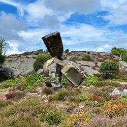Die Skulpturen sind aus verschiedenen Metallegierungen