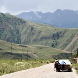 Schrottkarren und liegengebliebene Autos gehören zum Straßenbild.