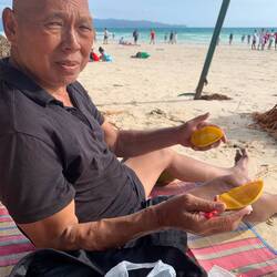 Papa hat als Snack Mangos besorgt :))