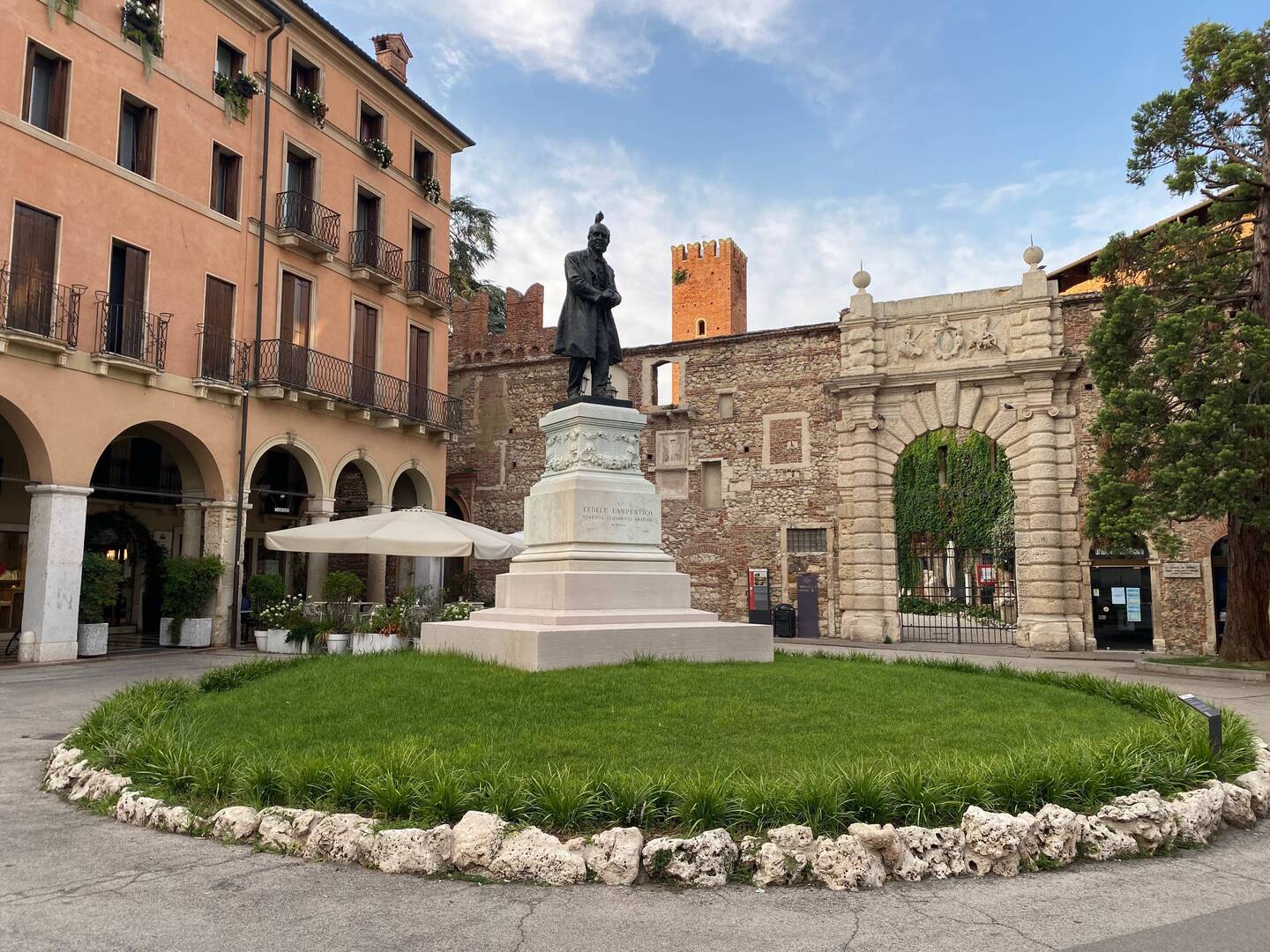 Statua Di Fedele Lampertico mit dem Teatro Olimpico im Hintergrund
