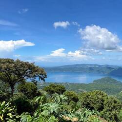 Blick vom Mirador auf den See Coatepeque 🐟