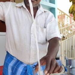 Er wollte fotografiert werden. Beeindruckend, wie sicher hier umgegossen wird!