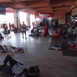 Im Busbahnhof - Wartende