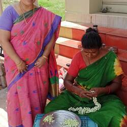 Auf dem Weg zum Busbahnhof kauft Raji uns noch Blüten für die Haare.