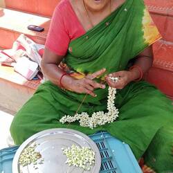 Sie bindet täglich Blütenketten.