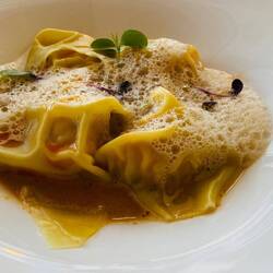Ravioli mit Hummer gefüllt