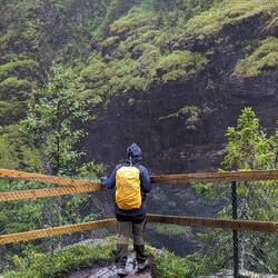 Michelle auf der Suche nach dem perfekten Wasserfallschnappschuss