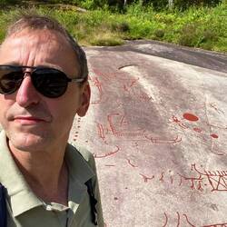 Die Rizungen werden regelmäßig mit roter Farbe nachgemalt, damit ma sie erkennen kann