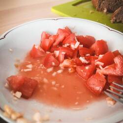 Typisch Irish: Tomaten, dazu 3 Knoblauchzehen und nein, das sind keine Zwiebeln 🧄😁