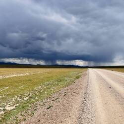 Wellblechpisten, Regenschauer und viel Wind.
