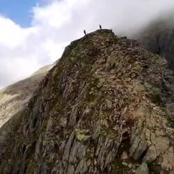 A te dwie kropeczki to my na grani, z lotu drona