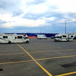Romantisch am Walmart Parkplatz. Wir waren 8 Camper.