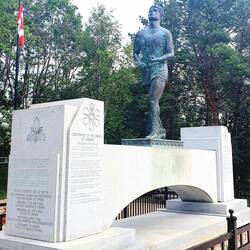 Terry Fox ist mit einer Beinprothese von Neufundland aus bis nach Thunder Bay gelaufen.