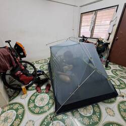 Entspanntes Zelten in der leeren Dienstwohnung