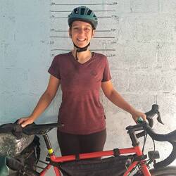 Verbrecherfoto inklusive. Wir haben den Verdacht, dass bei der Körpergröße geschummelt wurde.