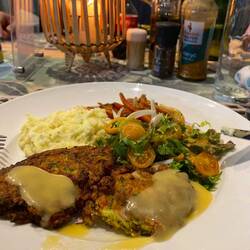 Zuchini-Bratlinge mit Kartoffelbrei und Salat