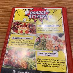 Boodle Fight ist eine schön angerichtete Essensmenge, die als Gruppe ohne Geschirr gegessen wird.