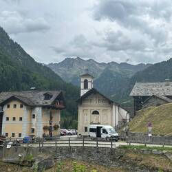 Links das Rifugio Valle Vogna