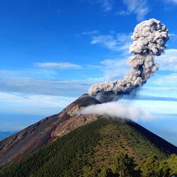 Auf dem Vulkan Acatenango mit Sicht auf den aktiven Vulkan Fuego 🌋