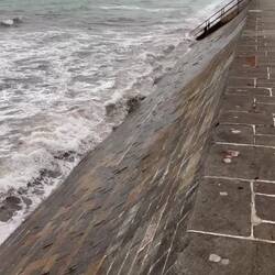 Die Flut greift langsam an, 2m steigt sie noch
