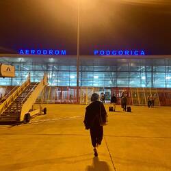Ankunft im kleinen Flughafen von Podgorica