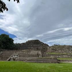 Blick vom Eingang auf die oberste Tazumal Pyramide 👀
