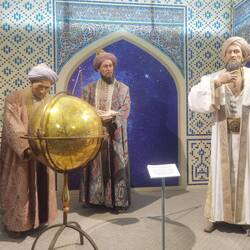 Der Gelehrte Mirza Ulugbek (rechts) mit Schülern