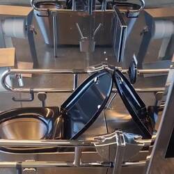 Mit einstellbaren Milchglasfenstern damit man die Fotografen beim Geschäft nicht anschauen muss