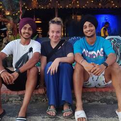 Was so vorbei kommt, wann man auf den Stufen sitzt... Nette Jungs....