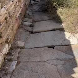 Kanalisation unter den Wegen