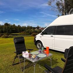 Frühstück an unserem Campingplatz mit Blick auf den Fluss
