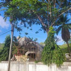 An diesem Buddha wird noch gebaut