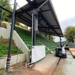 Vor zwei Jahren wurde diese Tribüne hinter die Burgruine gebaut - für die 6 Wo. dauernden Festspiele