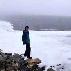 Jeziorko okołolodowcowe skute lodem