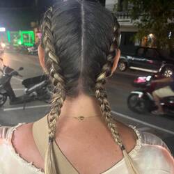 Julia hat sich Zöpfe machen lassen