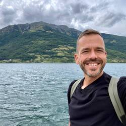 Hinter mir seht ihr den Visitor, den „hohen Wächter“.