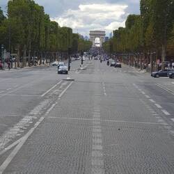 Noch ein Blick auf den Arc de Triumphe