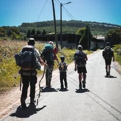 Kleine süße französische Pilgerfamilie