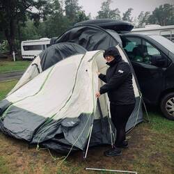 Es bläst uns fast davon