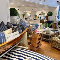 Wenn noch Geld übrig ist kann man sich auch neu einrichten. Z.B. ein Dekokossen für günstige 180€