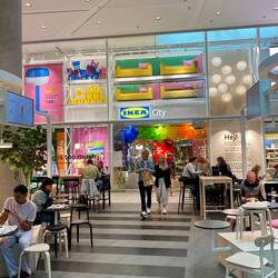 Sogar IKEA findet man in diesen Riesigen Einkaufstempeln in der Innenstadt